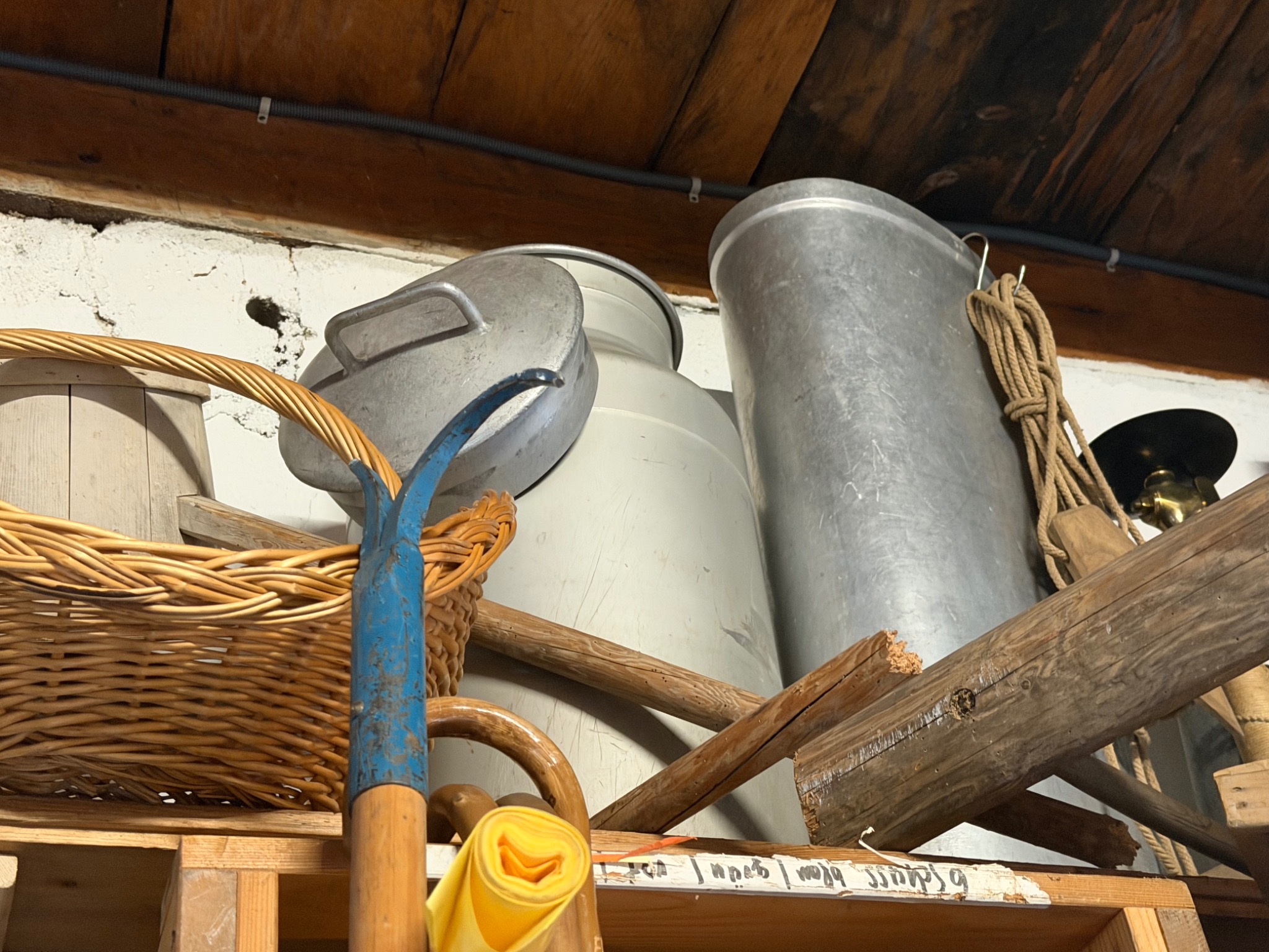 Antiquitäten Schwyz – Antike Milchkannen Privates Brockenhaus Keller